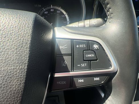 Used 2023 Toyota Highlander XLE AWD/4WD image 17