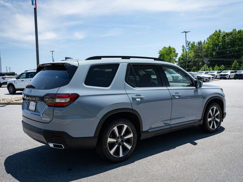 Used 2024 Honda Pilot Touring image 10
