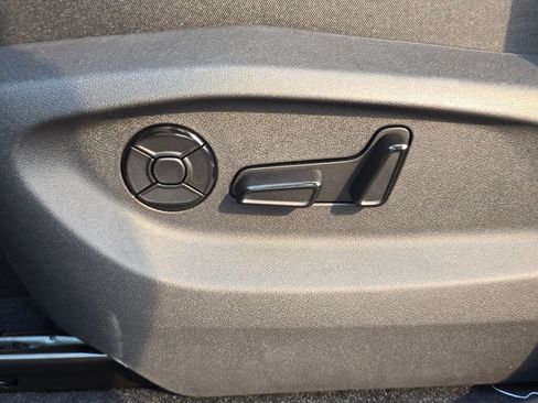 New 2025 Volkswagen Tiguan SE image 28