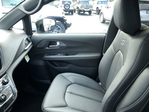 New 2026 Chrysler Pacifica Select image 32