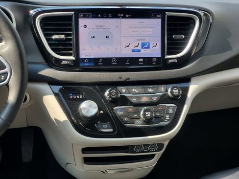 Used 2024 Chrysler Pacifica Touring-L FWD image 25