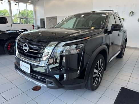 Used 2025 Nissan Pathfinder Platinum AWD/4WD image 38