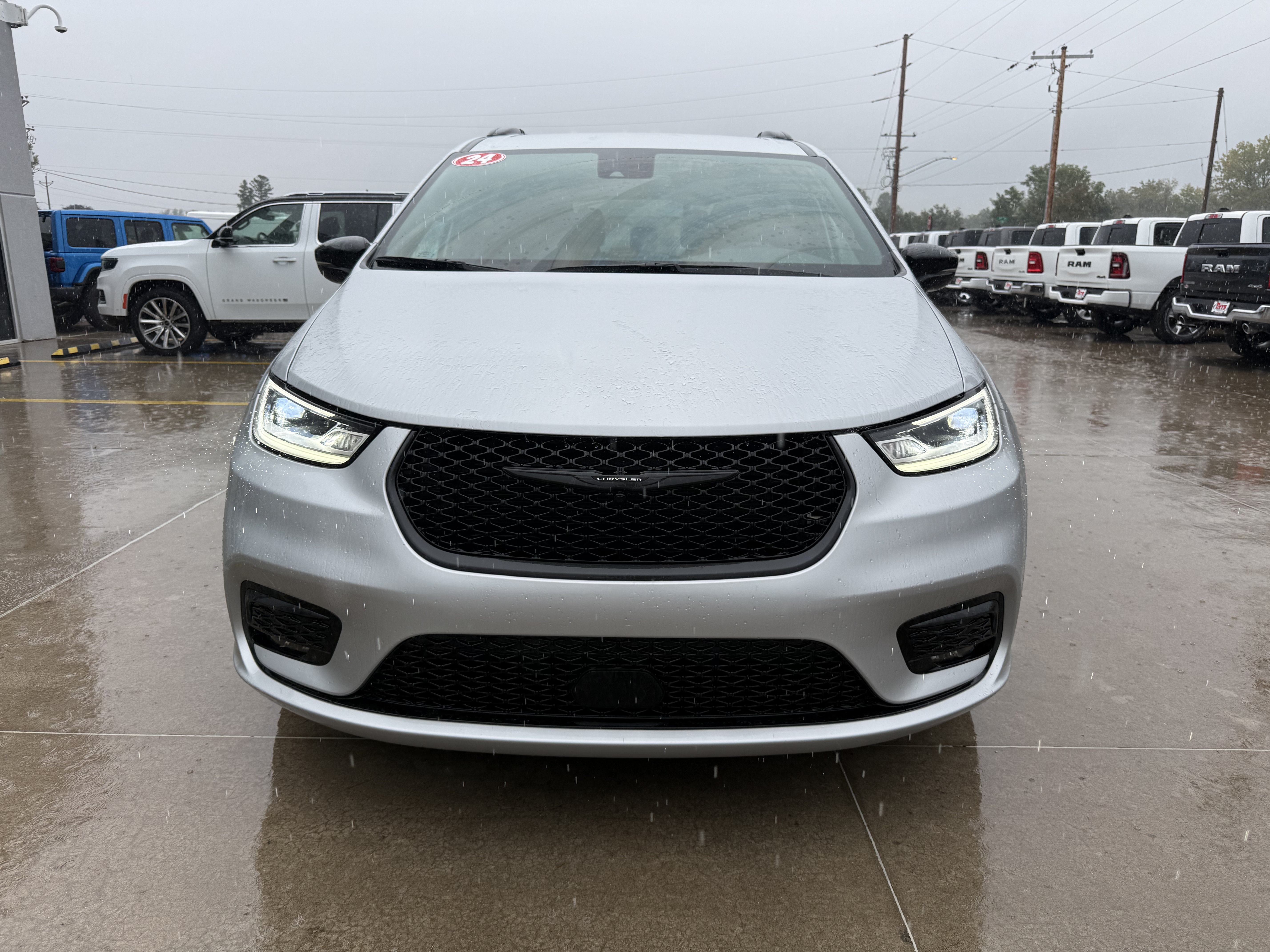 Used 2024 Chrysler Pacifica Touring-L w/ S Appearance Package FWD image 32