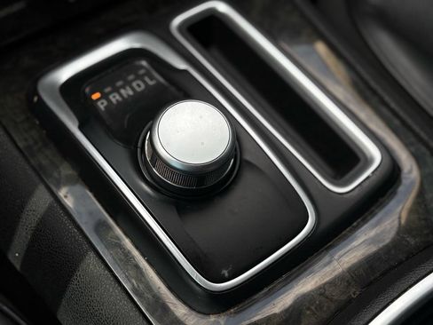 Used 2019 Chrysler 300 Limited AWD/4WD image 18