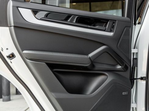 Certified 2025 Porsche Cayenne image 28