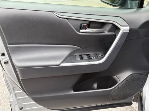 Used 2025 Toyota RAV4 XLE AWD/4WD image 12