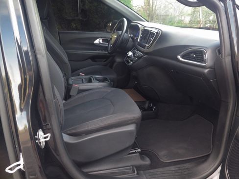 Used 2019 Chrysler Pacifica Touring Plus w/ S Appearance Package FWD image 20