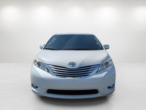 Used 2014 Toyota Sienna Limited w/ Limited Premium Package image 2