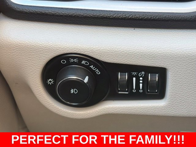 Used 2024 Chrysler Pacifica Limited FWD image 19