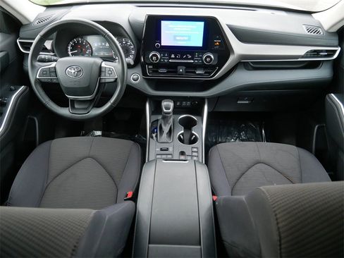 Used 2024 Toyota Highlander LE image 15