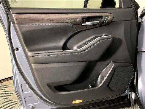 Used 2021 Toyota Highlander Platinum image 20