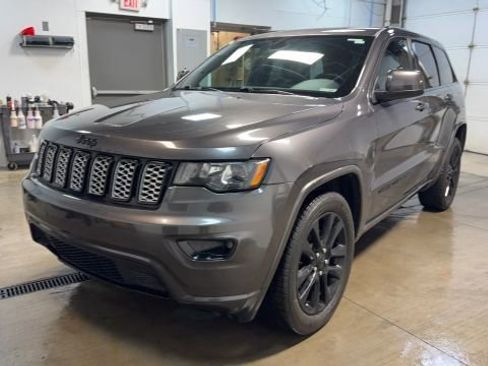 Used 2017 Jeep Grand Cherokee Altitude image 1