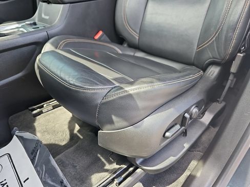 Used 2019 Chevrolet Traverse LT FWD image 27