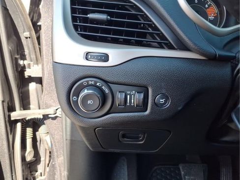 Used 2018 Jeep Cherokee Limited image 22