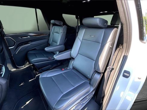 Used 2023 Cadillac Escalade Luxury AWD/4WD image 23