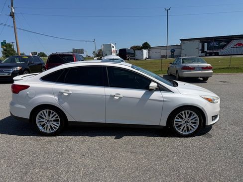 Used 2017 Ford Focus Titanium FWD image 4