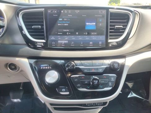 Used 2024 Chrysler Pacifica Touring-L FWD image 41