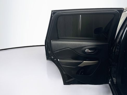 Used 2018 Jeep Cherokee Limited FWD image 25