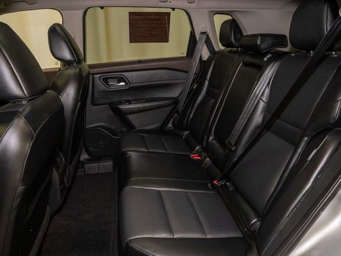 Used 2022 Nissan Rogue SV w/ SV Premium Package image 9