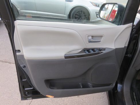 Used 2019 Toyota Sienna XLE image 26