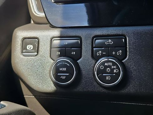 Used 2025 Chevrolet Silverado 2500 LT w/ Convenience Package image 15