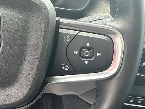 Used 2025 Volvo XC40 B5 Core image 25