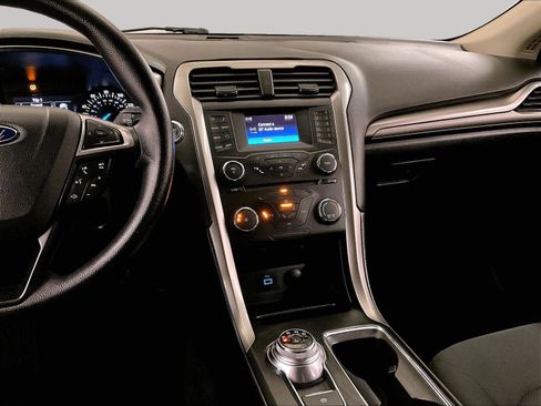 Used 2017 Ford Fusion SE image 6