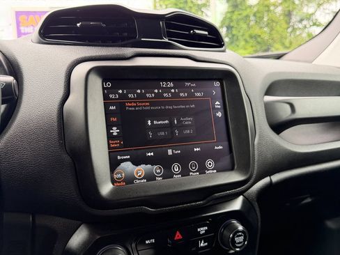 Used 2022 Jeep Renegade Latitude AWD/4WD image 19