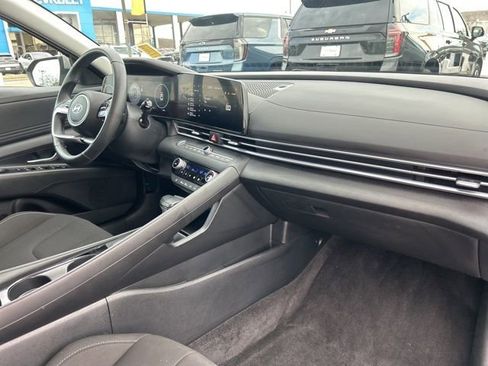 Used 2025 Hyundai Elantra SEL image 32