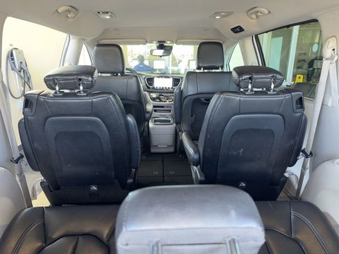 Used 2023 Chrysler Pacifica Touring-L FWD image 9