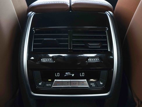 Used 2025 BMW X7 M60i AWD/4WD image 43