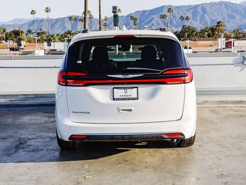 Used 2022 Chrysler Pacifica Touring-L FWD image 8