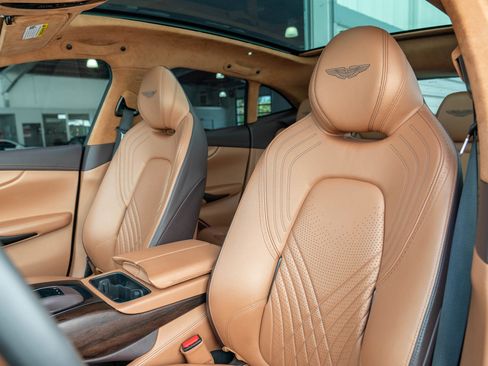 Used 2021 Aston Martin DBX image 11