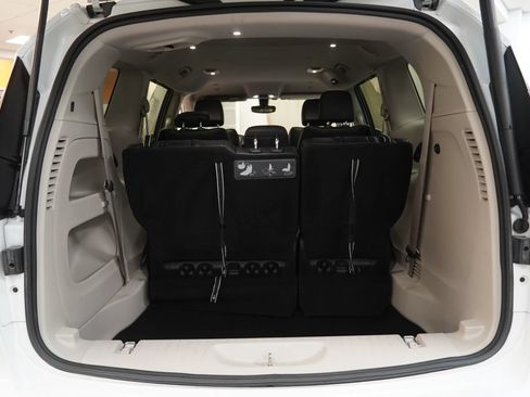 Used 2018 Chrysler Pacifica Touring-L w/ Premium Audio Group FWD image 11