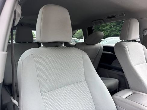 Used 2015 Toyota Highlander LE FWD image 24