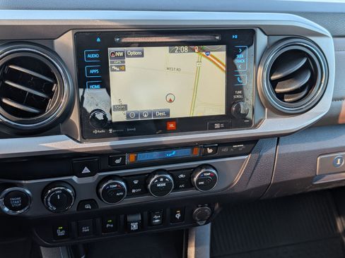 Used 2019 Toyota Tacoma Limited image 27
