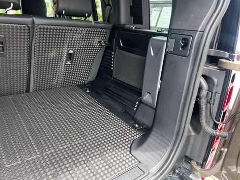 Certified 2023 Land Rover Defender 110 SE AWD/4WD image 33