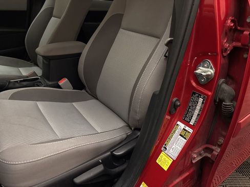 Used 2018 Toyota Corolla LE image 11