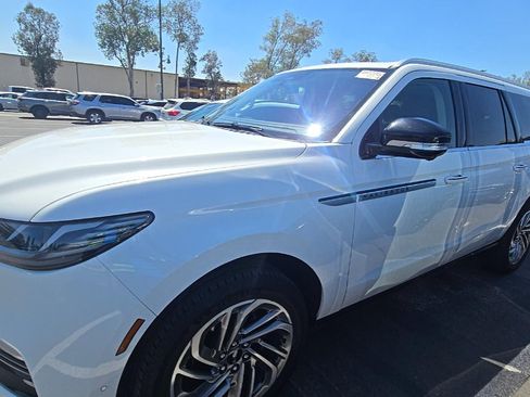 Used 2025 Lincoln Navigator L Reserve AWD/4WD image 3