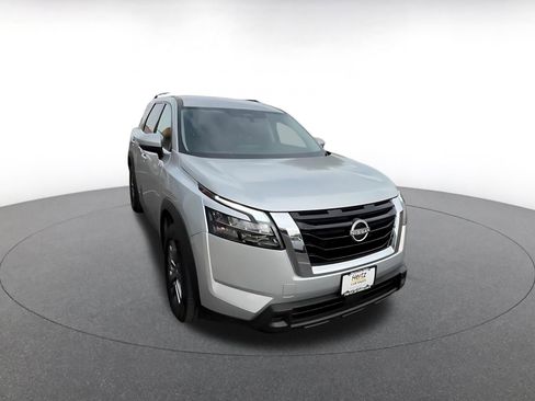 Used 2025 Nissan Pathfinder SV image 3