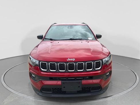 Used 2025 Jeep Compass Latitude w/ Convenience Group AWD/4WD image 2