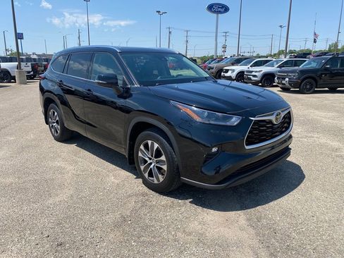 Used 2021 Toyota Highlander XLE AWD/4WD image 8