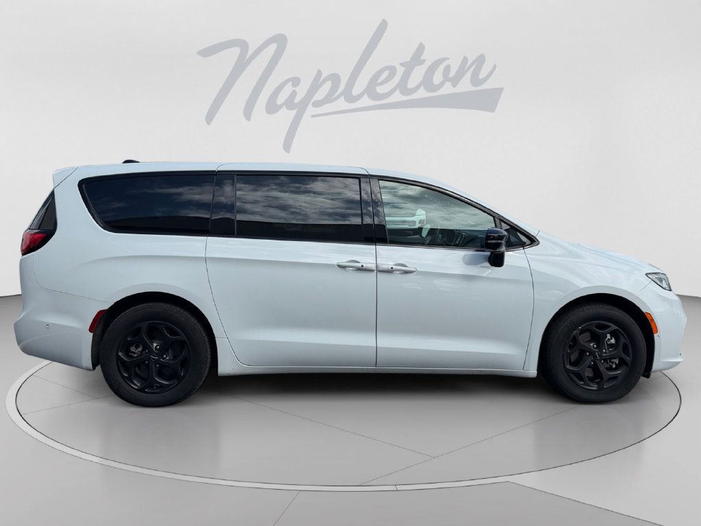 Used 2024 Chrysler Pacifica Limited FWD image 7
