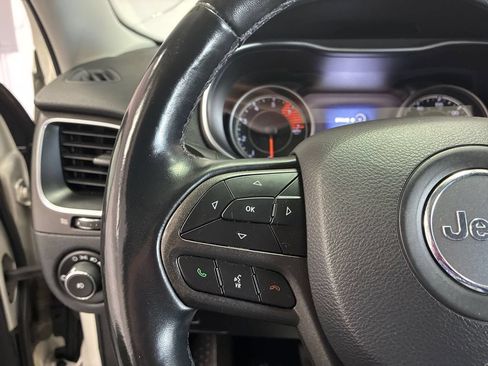 Used 2019 Jeep Cherokee Trailhawk w/ Cold Weather Group AWD/4WD image 12