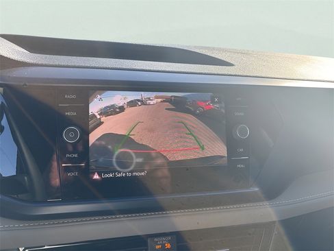 Used 2024 Volkswagen Taos SE w/ Panoramic Sunroof Package image 15