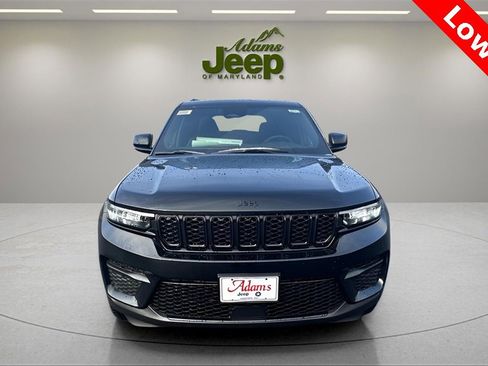 Used 2025 Jeep Grand Cherokee Altitude image 2
