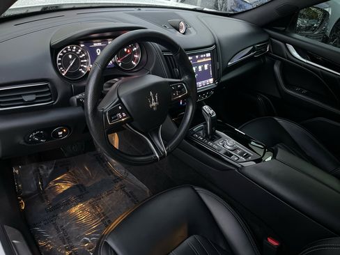Used 2021 Maserati Levante image 39