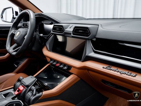 Used 2025 Lamborghini Urus SE image 44