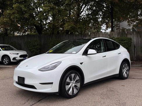 Used 2024 Tesla Model Y Long Range AWD/4WD image 2