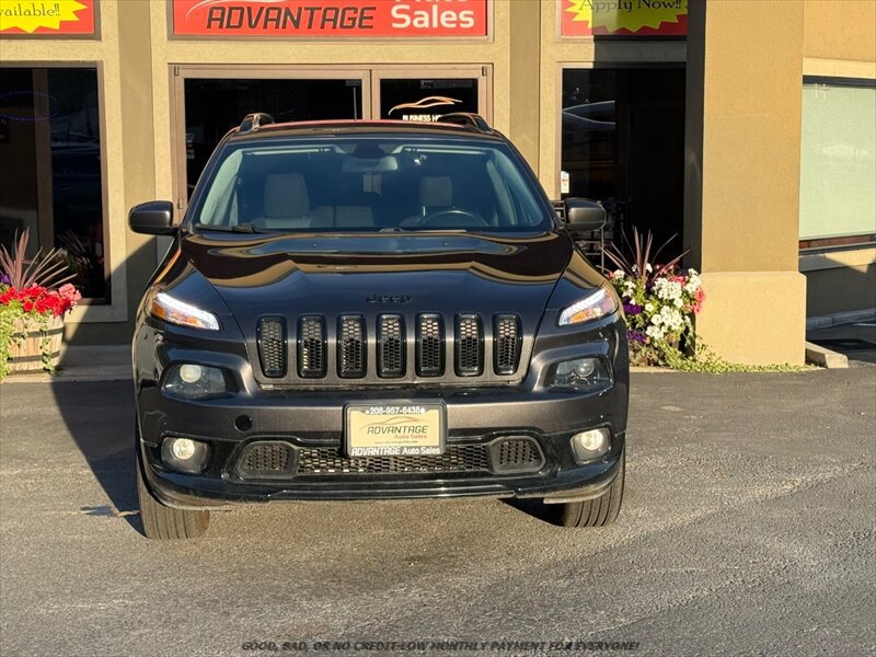 Used 2018 Jeep Cherokee Latitude AWD/4WD image 2